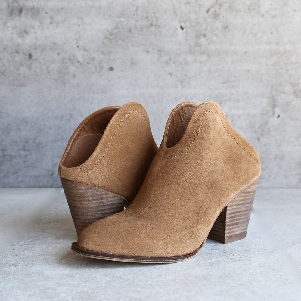 Kelso Mules in Caramel Suede